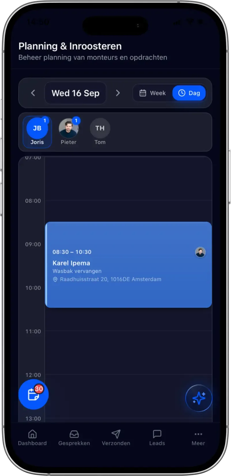 De dagplanning in de Flixer Pro-app op een iPhone, met de monteurs bovenin en een ingeplande klus met tijd, klant en adres.