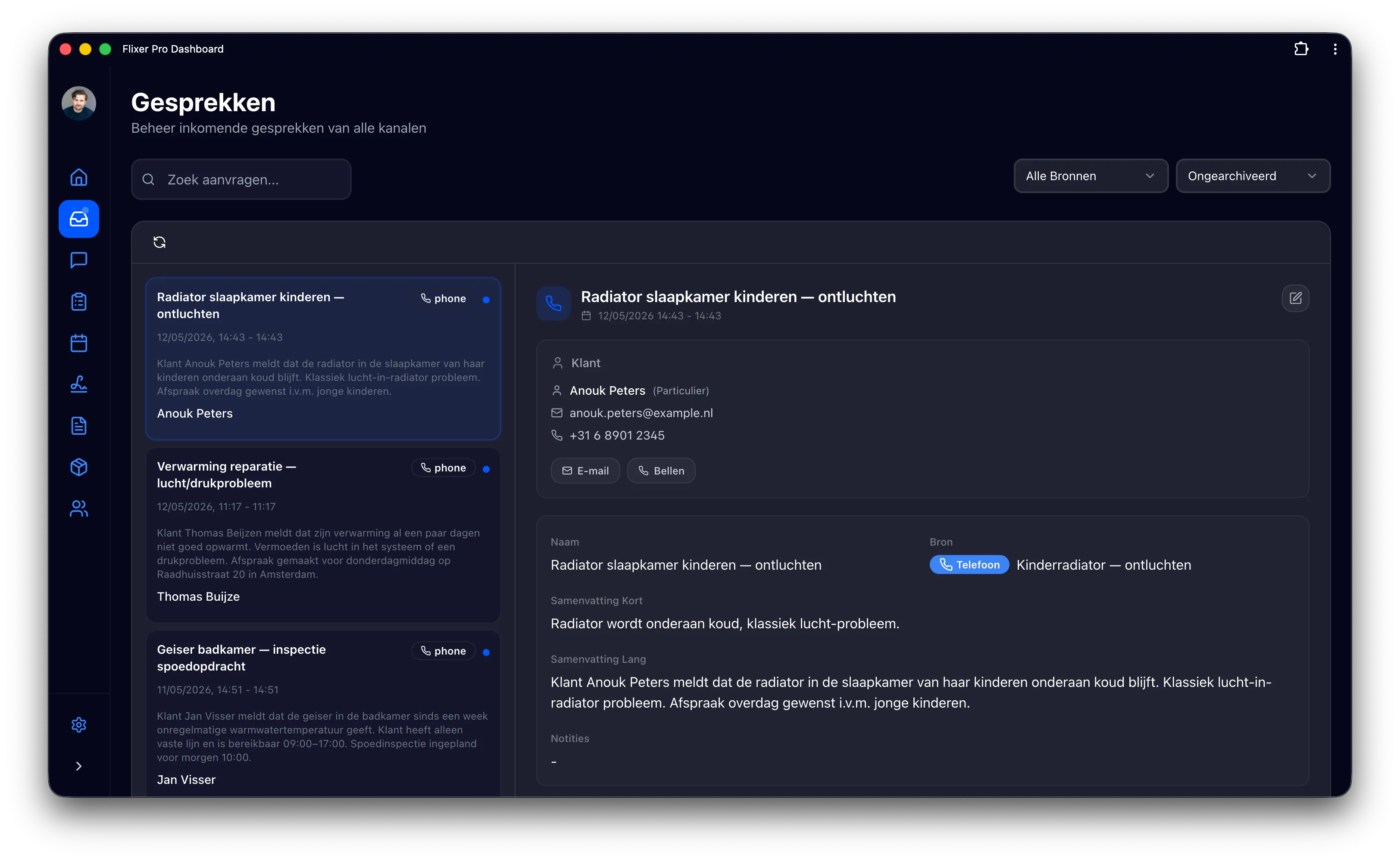 De gesprekkeninbox van Flixer Pro: binnengekomen telefonische aanvragen op een rij, elk geopend met de gegevens van de beller, een korte samenvatting en het volledige transcript van het gesprek.