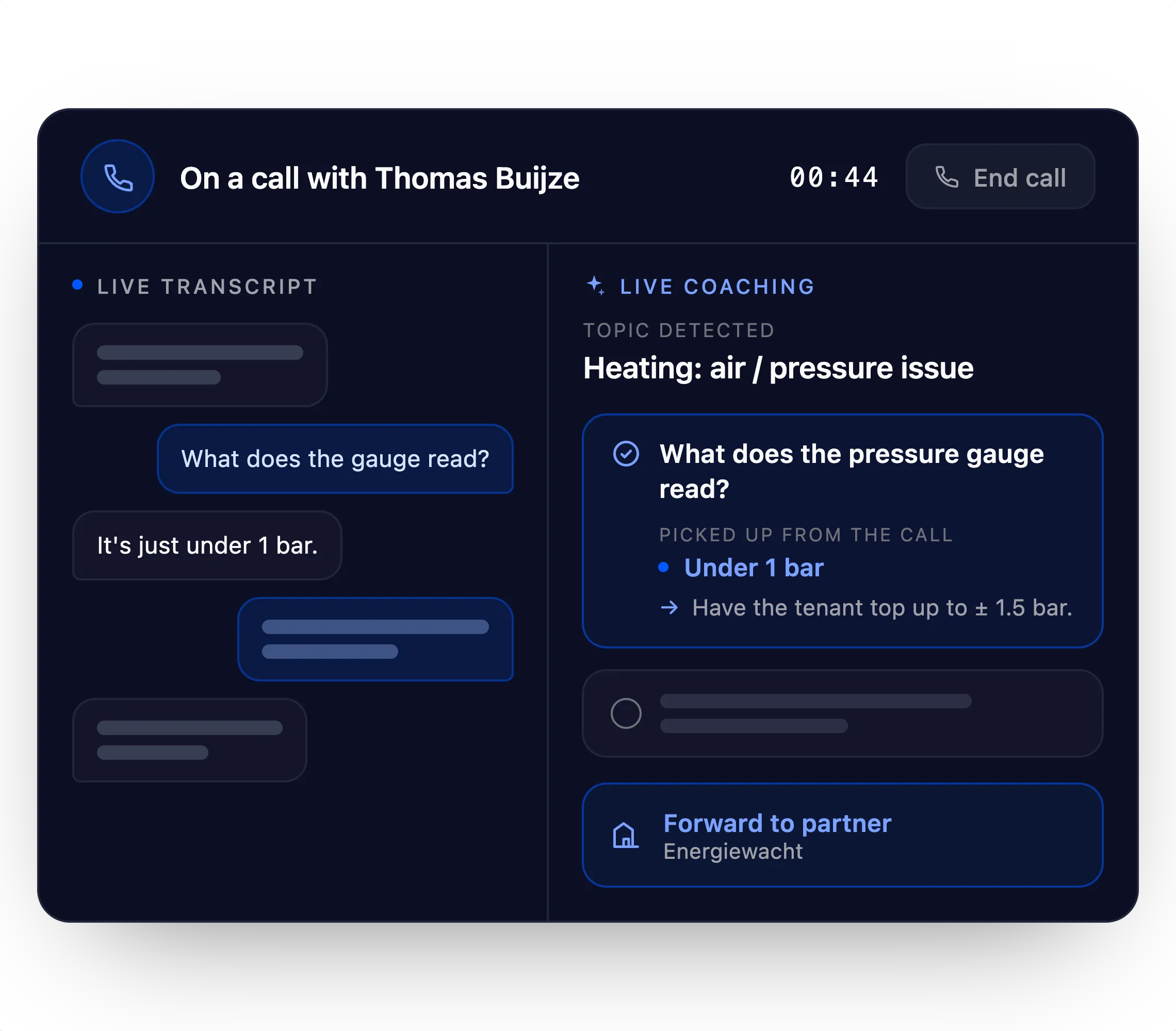 Screen with the live transcript of the call on the left and live coaching on the right: topic detected as a heating pressure issue, with the follow-up question about the pressure gauge.