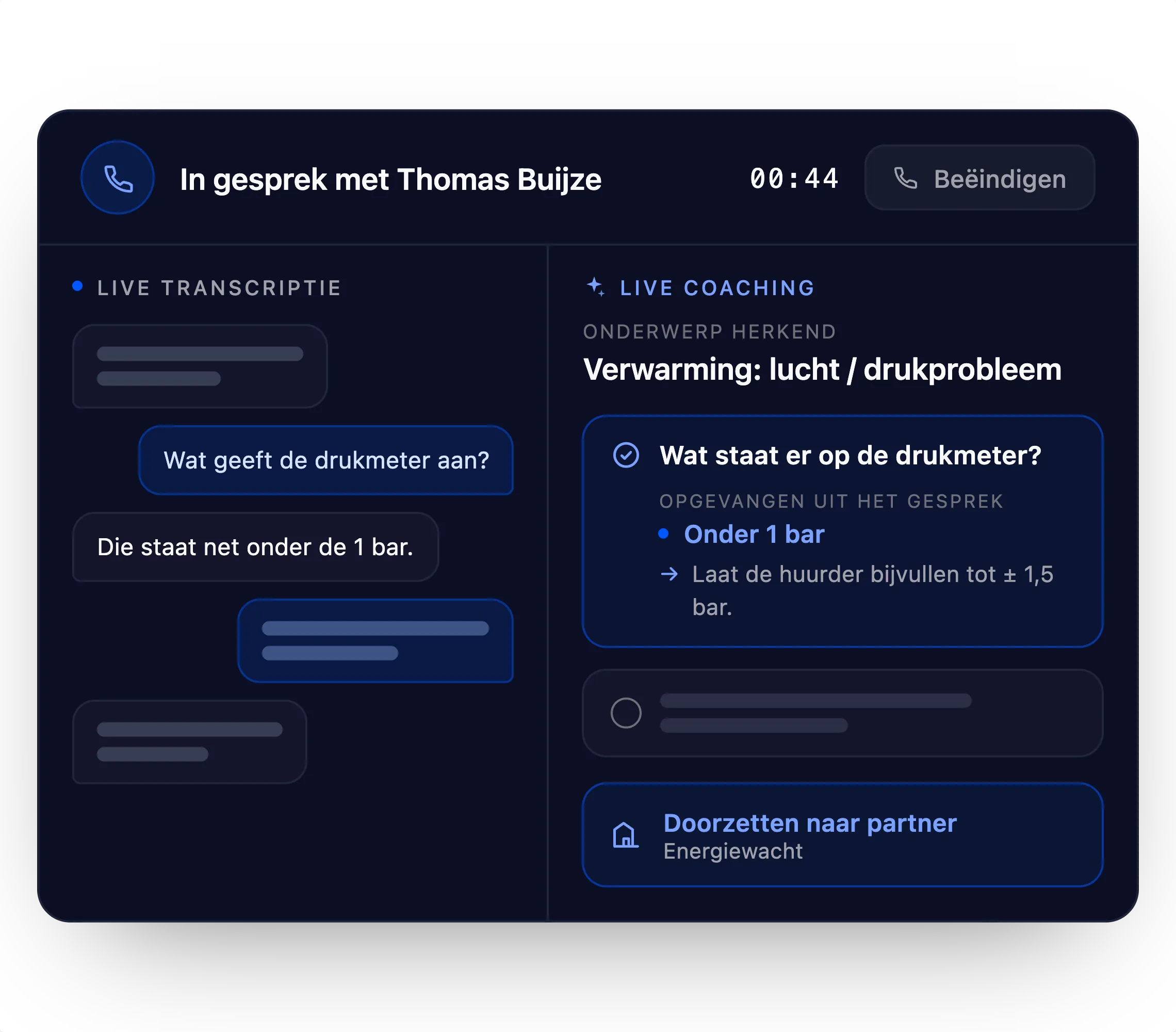 Scherm met links de live transcriptie van het gesprek en rechts live coaching: onderwerp herkend als verwarming met een drukprobleem, met de vervolgvraag over de drukmeter.